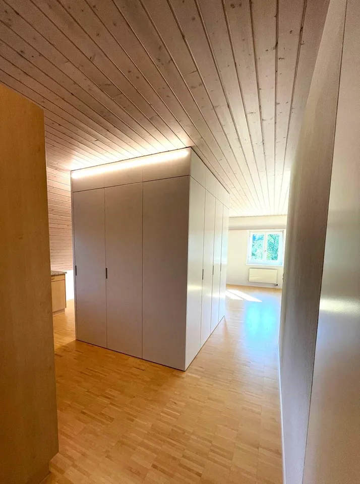 Grosszügige 3 1/2 Zimmer- Dachwohnung mit saniertem Bad