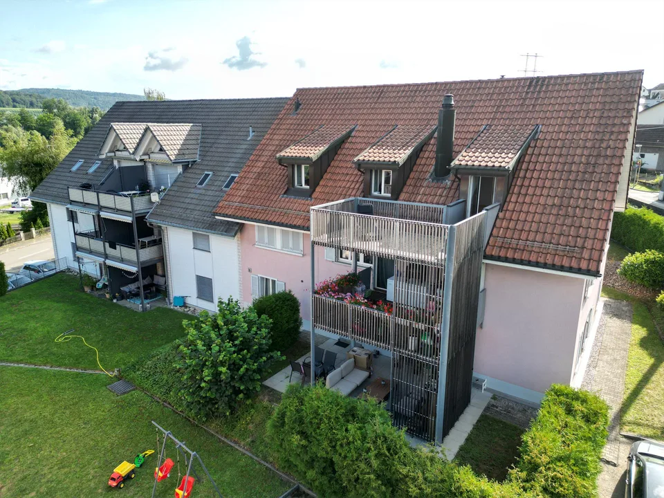 Grosszügige 3 1/2 Zimmer- Dachwohnung mit saniertem Bad