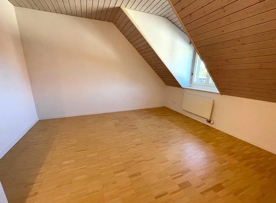 Grosszügige 3 1/2 Zimmer- Dachwohnung mit saniertem Bad
