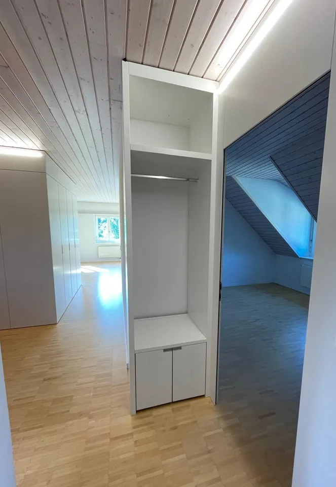 Grosszügige 3 1/2 Zimmer- Dachwohnung mit saniertem Bad