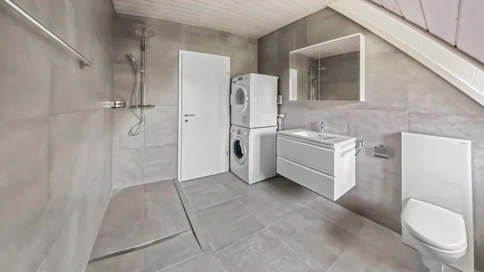 Grosszügige 3 1/2 Zimmer- Dachwohnung mit saniertem Bad