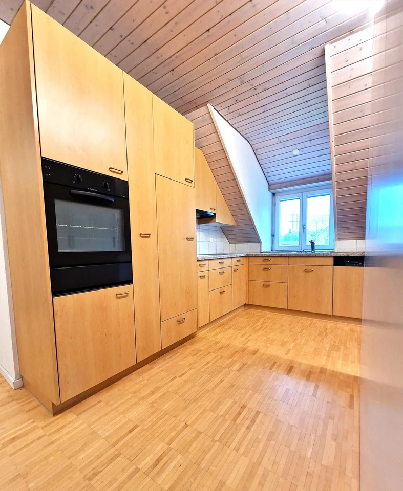 Grosszügige 3 1/2 Zimmer- Dachwohnung mit saniertem Bad