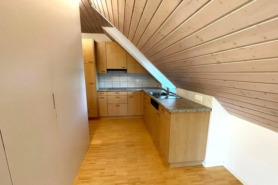 Grosszügige 3 1/2 Zimmer- Dachwohnung mit saniertem Bad