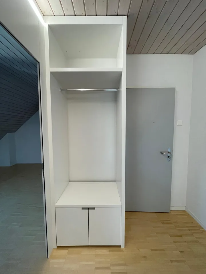 Grosszügige 3 1/2 Zimmer- Dachwohnung mit saniertem Bad