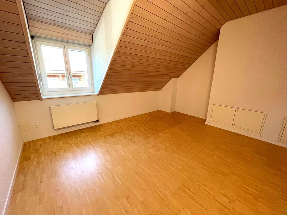 Grosszügige 3 1/2 Zimmer- Dachwohnung mit saniertem Bad