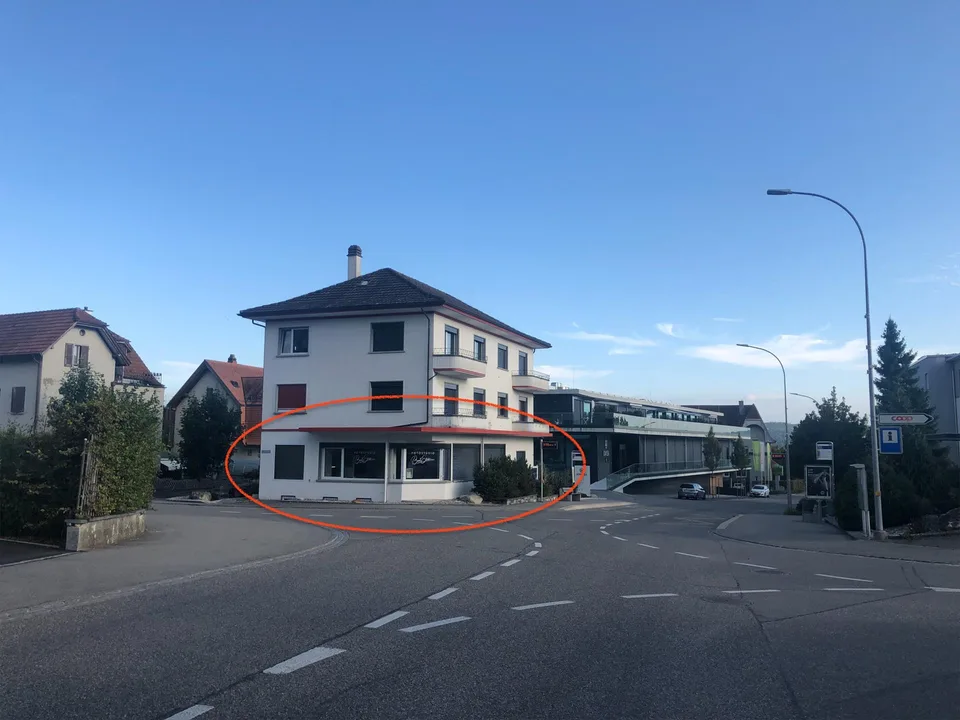 Gewerbefläche / Büro / Praxis mit Schaufenster & Parkplätze Bettlach