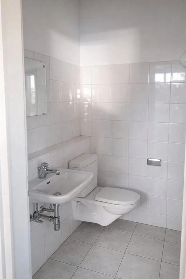 Ampio Garage con Magazzino e Bagno privato. 2 MESI GRATIS!