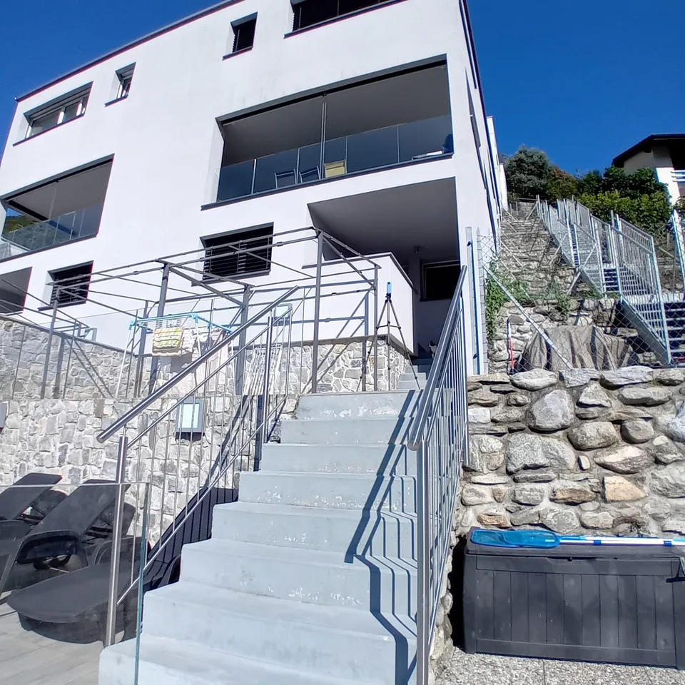 Bifamiliare con piscina privata a Sementina