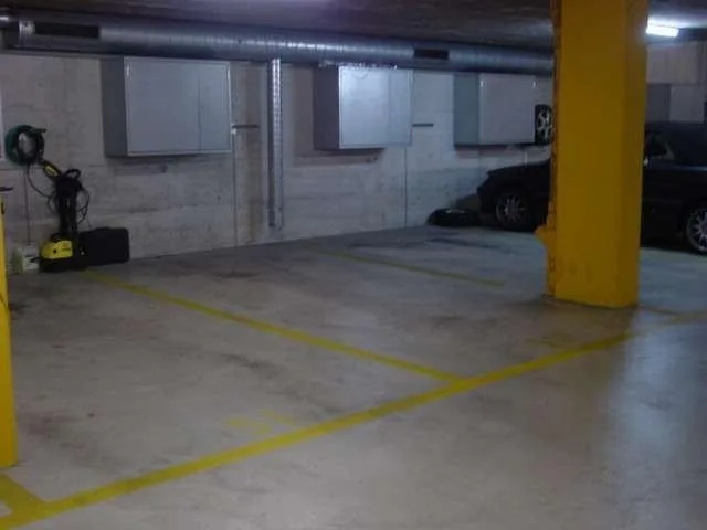 Ihr Parkplatz in der Tiefgarage sicher und trocken !