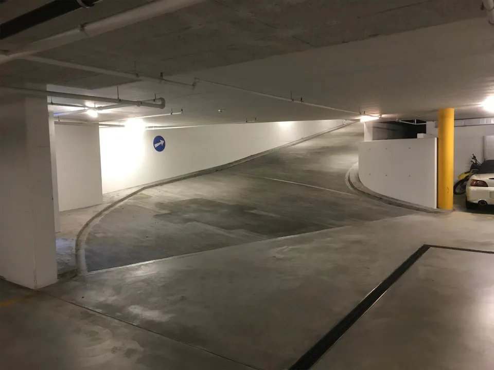 Einstellplätze in geschlossener Tiefgarage