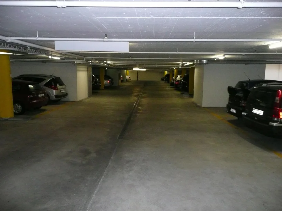Einstellplätze in geschlossener Tiefgarage