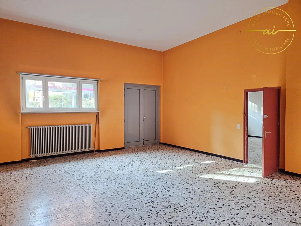 SPAZIO COMMERCIALE CON VETRINA IN CENTRO A CHIASSO