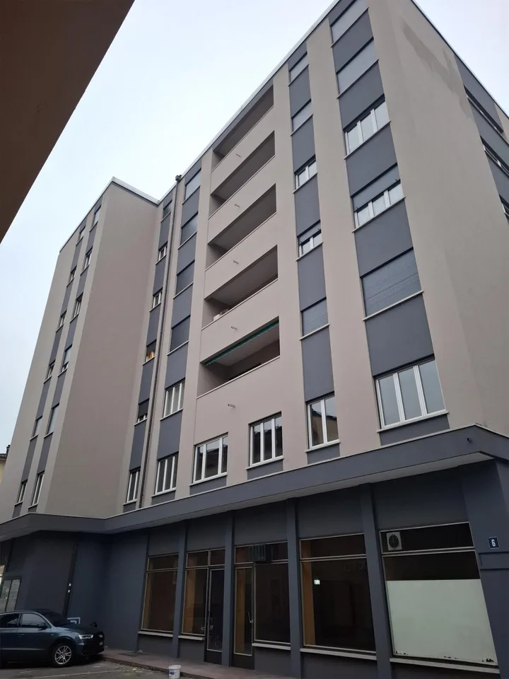 SPAZIO COMMERCIALE CON VETRINA IN CENTRO A CHIASSO