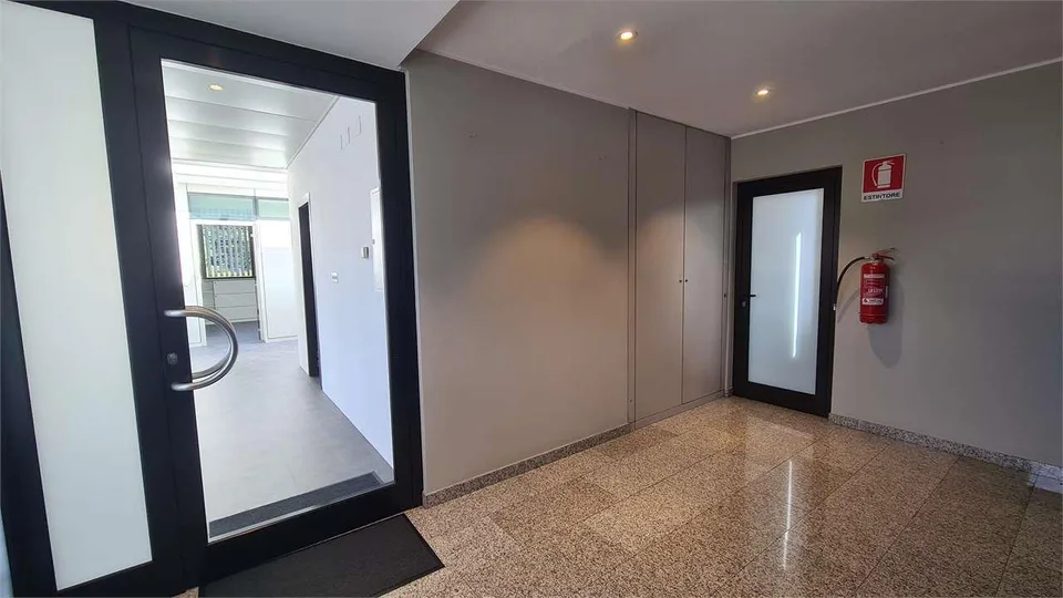 LUGANO: prestigioso nuovo ufficio in edificio moderno