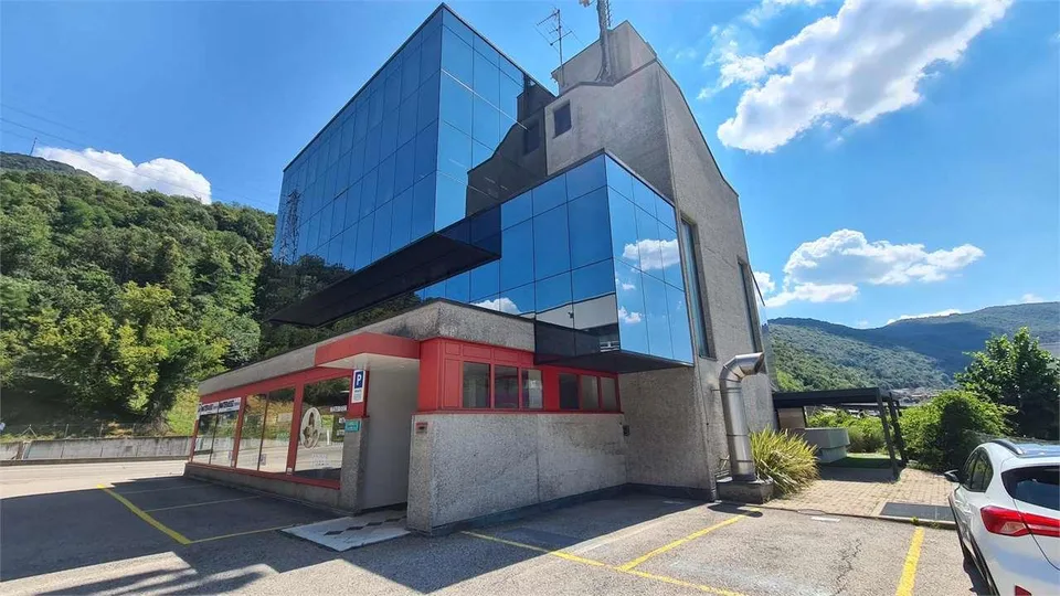 LUGANO: prestigioso nuovo ufficio in edificio moderno