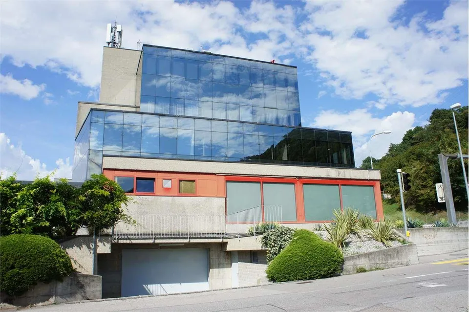 LUGANO: prestigioso nuovo ufficio in edificio moderno