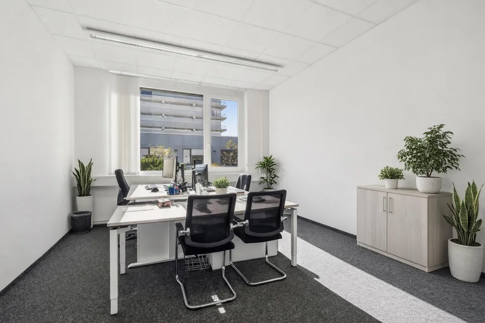 Arbeiten mit Ausblick: Büro mit grosser Terrasse und Parkplätzen