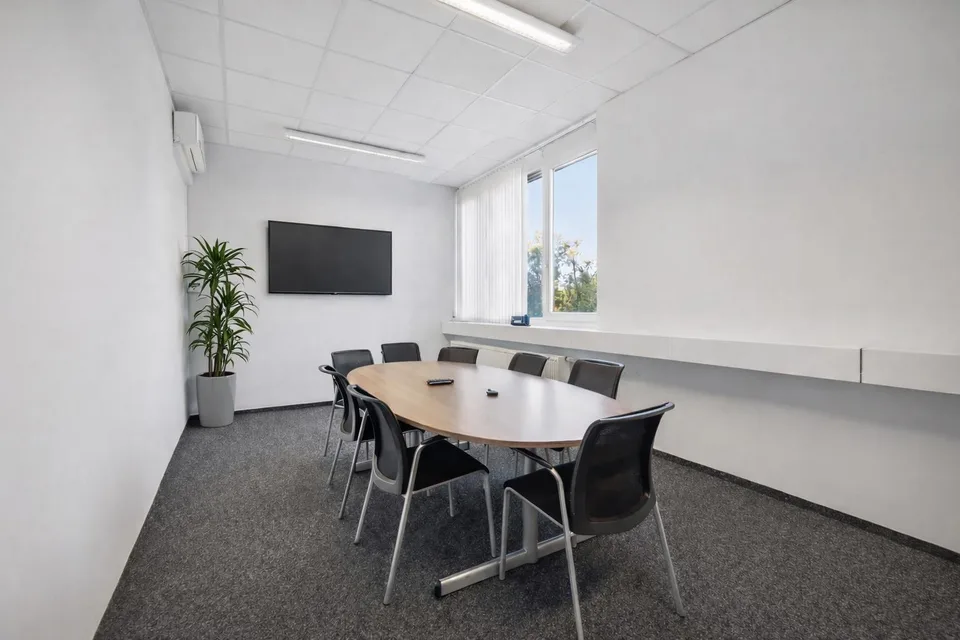 Arbeiten mit Ausblick: Büro mit grosser Terrasse und Parkplätzen