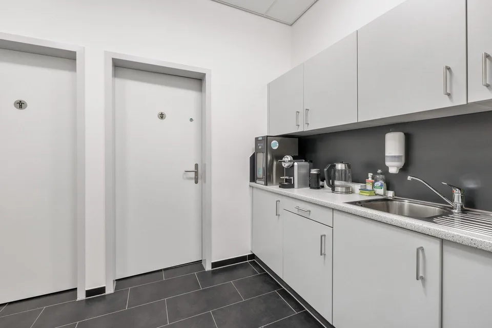 Arbeiten mit Ausblick: Büro mit grosser Terrasse und Parkplätzen – Foto 6 von 9