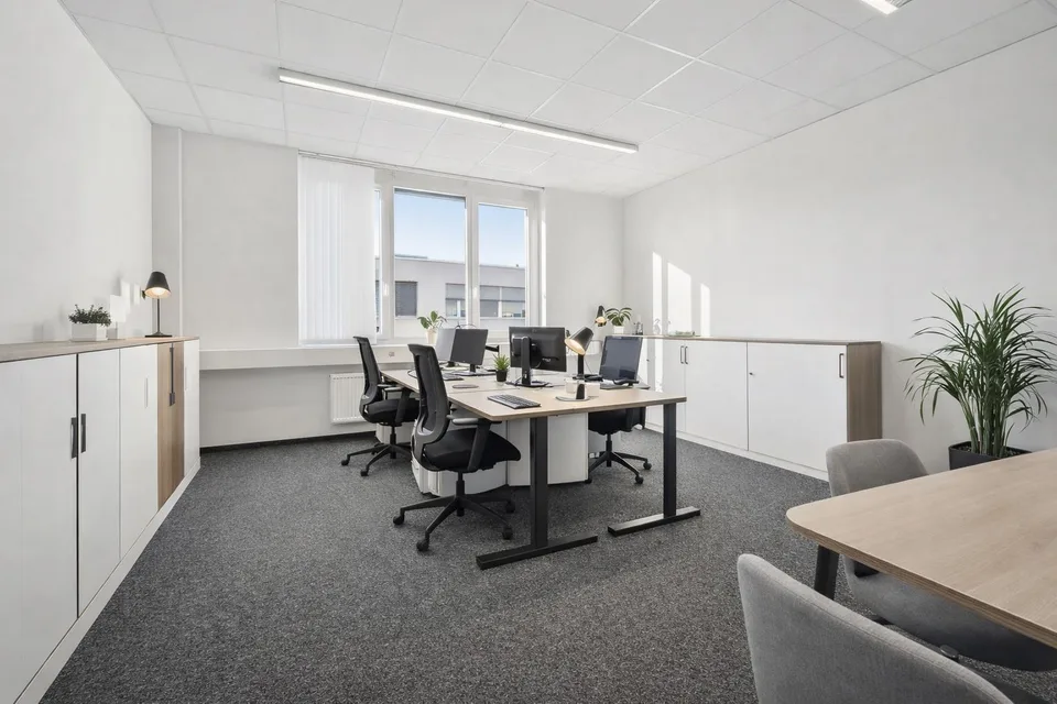 Arbeiten mit Ausblick: Büro mit grosser Terrasse und Parkplätzen – Foto 8 von 9