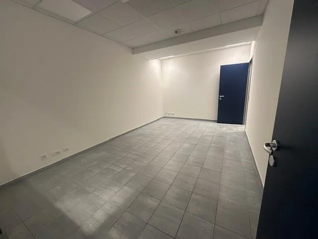 LUMINOSO UFFICIO PRONTO ALL'USO CON ARIA CONDIZIONATA E CABLAGGIO – foto 8 di 11