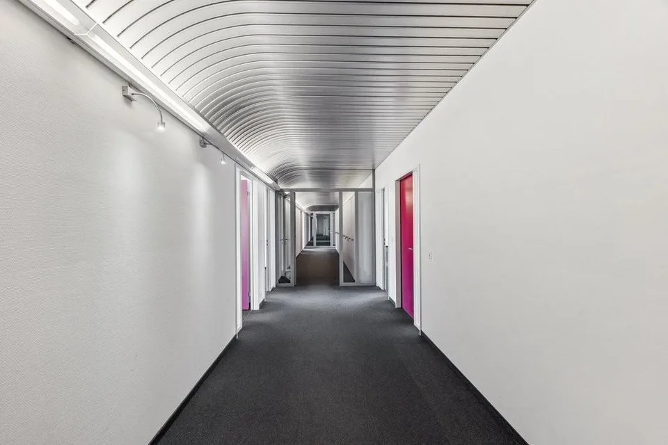 Zwei Geschosse voller Potential ! Ausgebaute Büro- und Gewerbeflächen