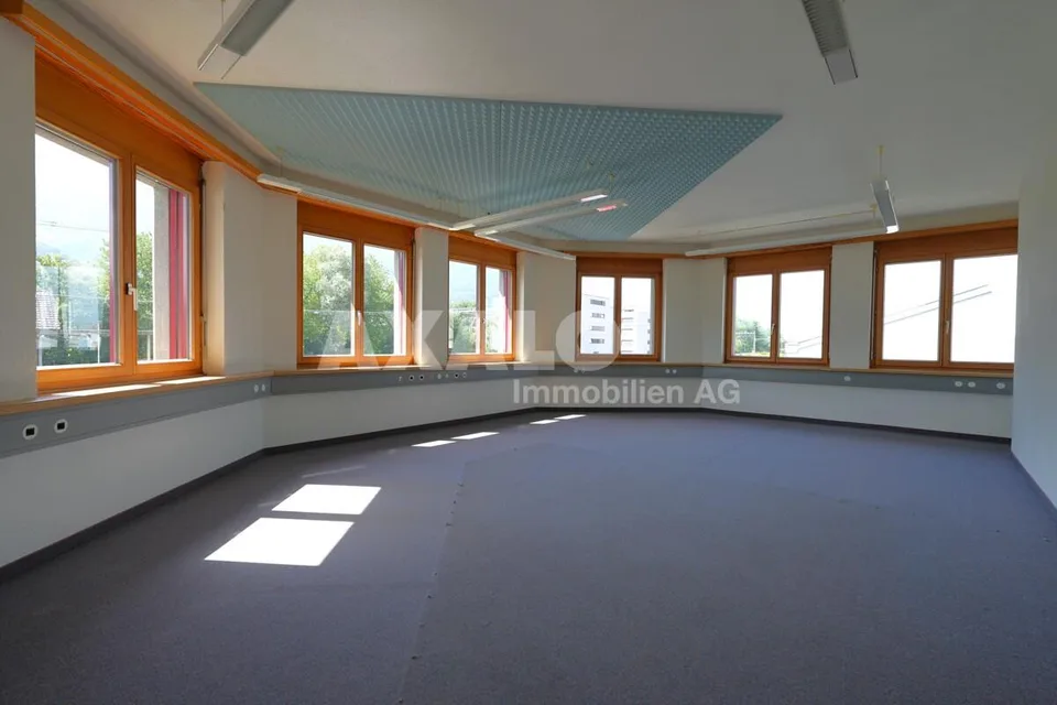 Helle Büro-/ Praxisfläche an gut erschlossener Lage in Sevelen