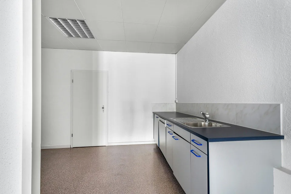 Grosszügige Gewerbe-/Bürofläche im 1.OG in Zürich-Altstetten – photo 8 sur 13
