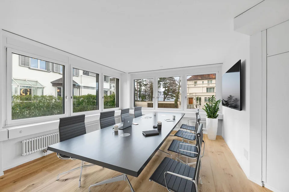 Moderne ausgebaute Praxisräume mit Garten - 210 m²