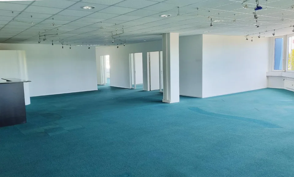 Grosszügige Bürofläche - sofort bezugsbereit - Geschäftshaus Sennweid