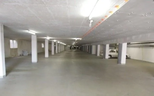 Autoeinstellplatz in abgeschlossene Einstellhalle gesucht ?