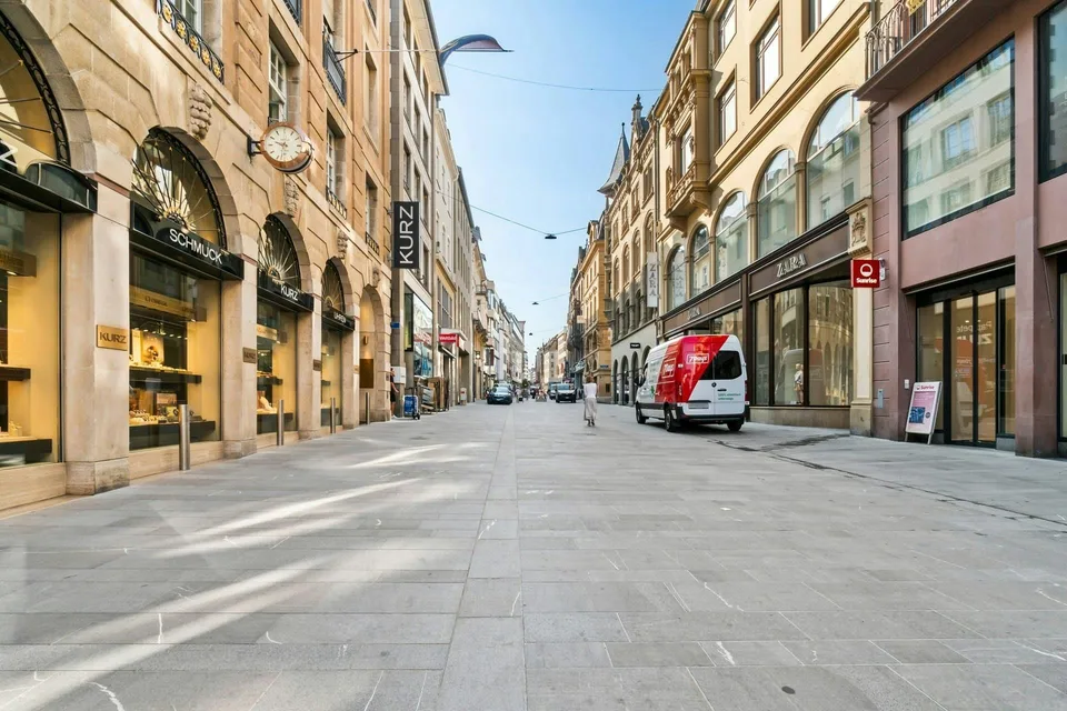 Moderne Bürofläche mit Terrasse