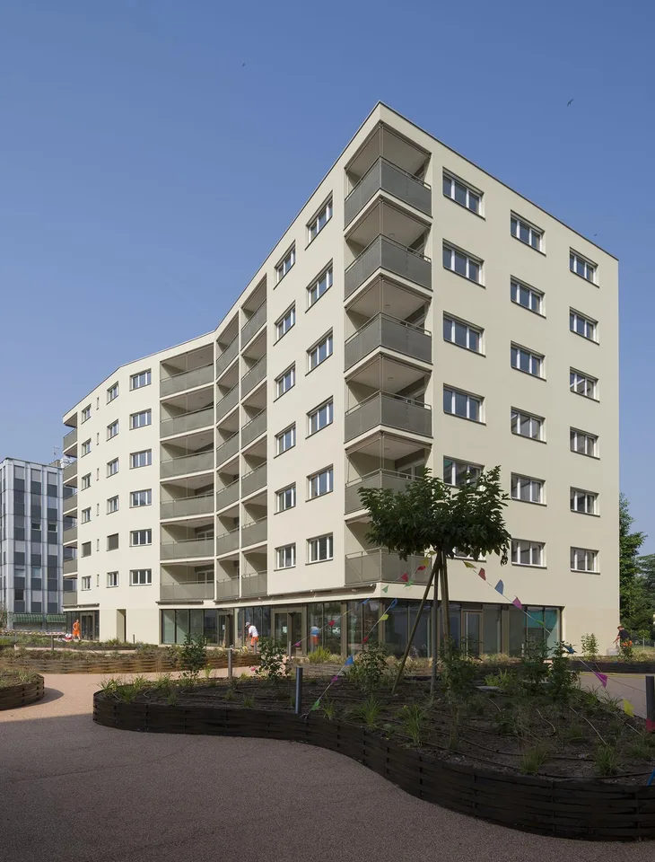 Spazio commerciale con vetrine