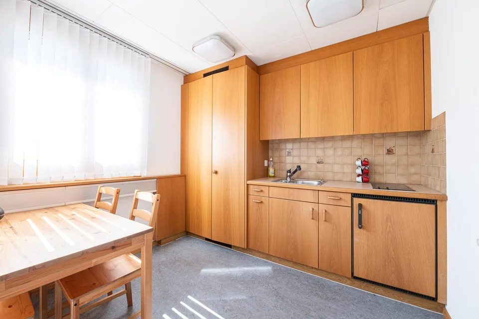 Moderne, lichtdurchflutete Gewerberäume an zentraler Lage zu vermieten