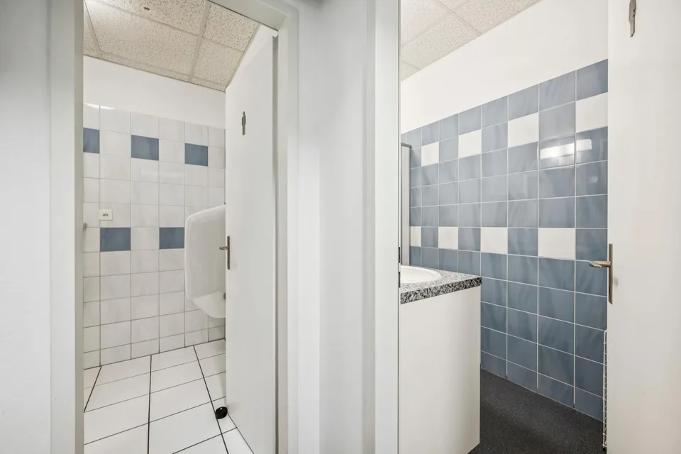 zentrale Büroräumlichkeiten auf 330m2 mit Terrasse – foto 10 di 12