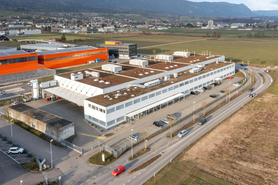 3'000 m2 grosse, 10m hohe, LKW befahrbare Industriehalle mit 8t-Krä...