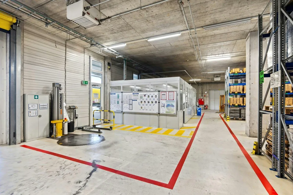 3'000 m2 grosse, 10m hohe, LKW befahrbare Industriehalle mit 8t-Krä...