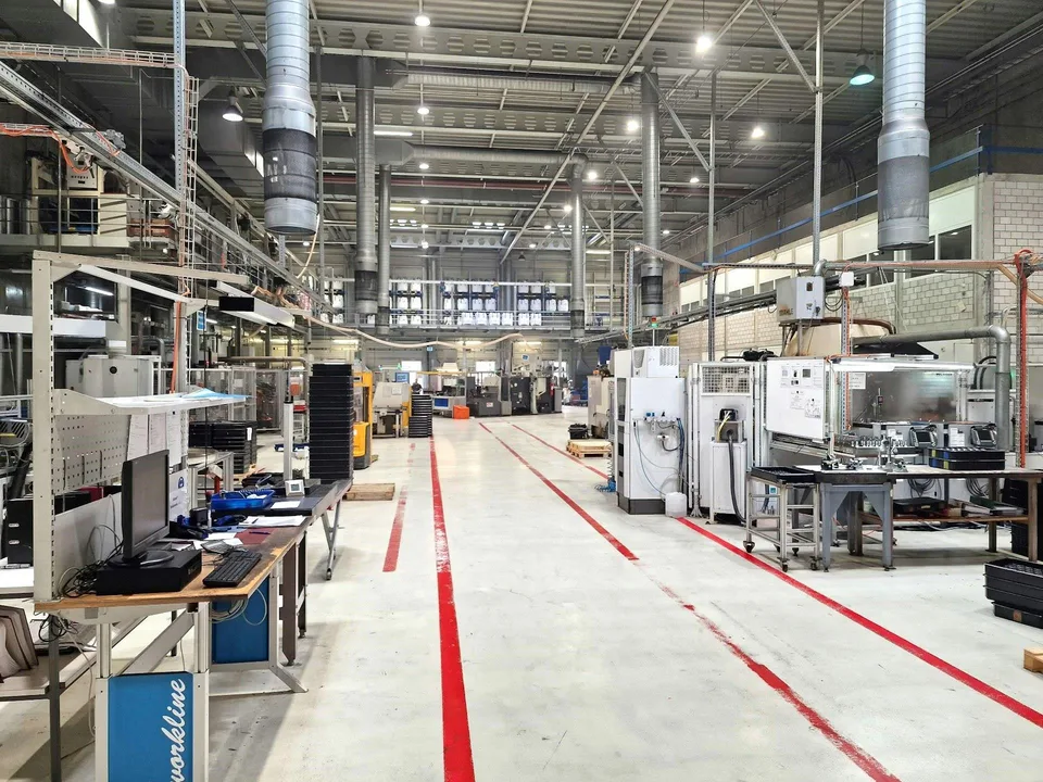3'000 m2 grosse, 10m hohe, LKW befahrbare Industriehalle mit 8t-Krä...