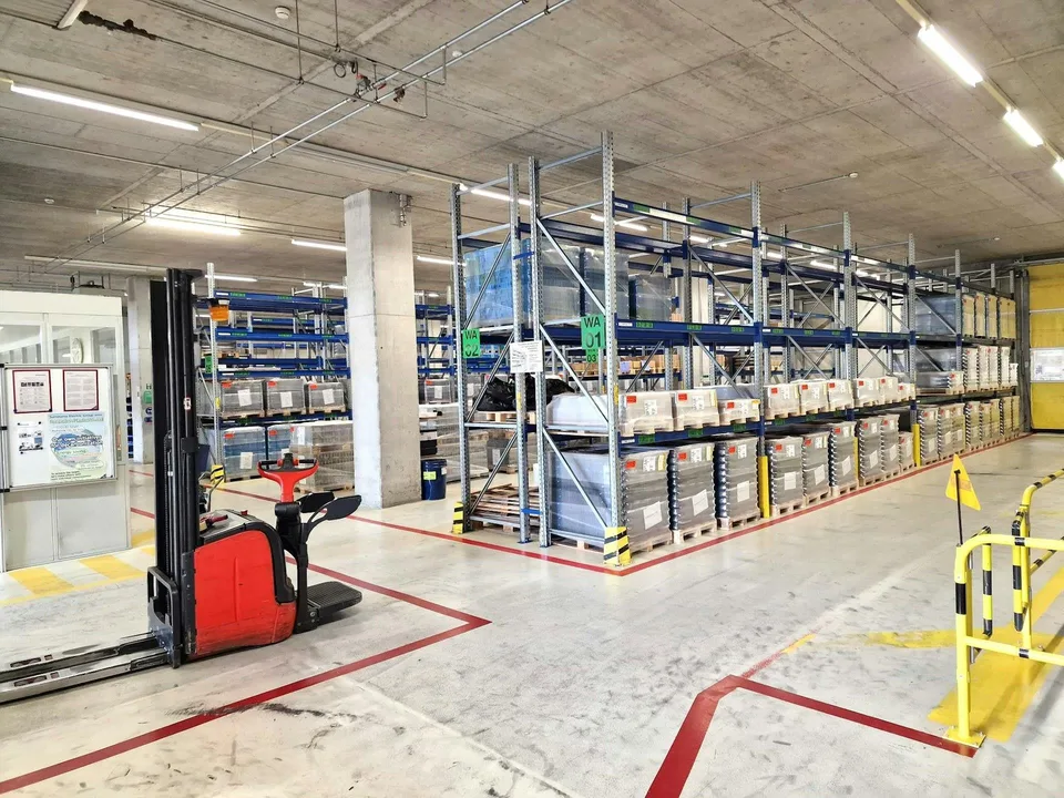 3'000 m2 grosse, 10m hohe, LKW befahrbare Industriehalle mit 8t-Krä...