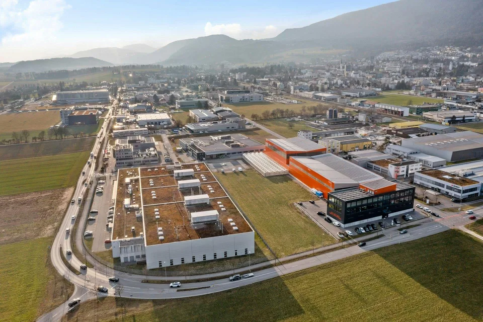 3'000 m2 grosse, 10m hohe, LKW befahrbare Industriehalle mit 8t-Krä...