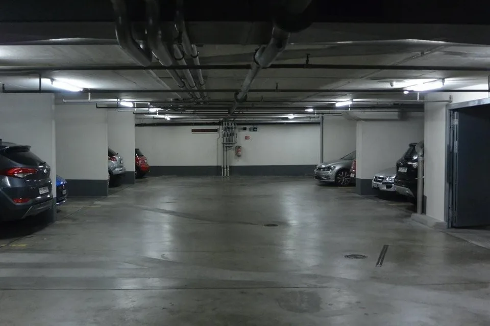 Tiefgarageneinstellplätze unterhalb Tankstelle
