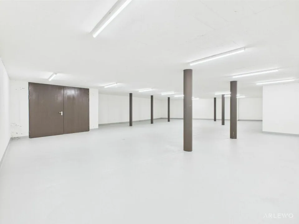 Hier entstehen Ideen - moderne Halle mit direkter Autozufahrt zu ve...
