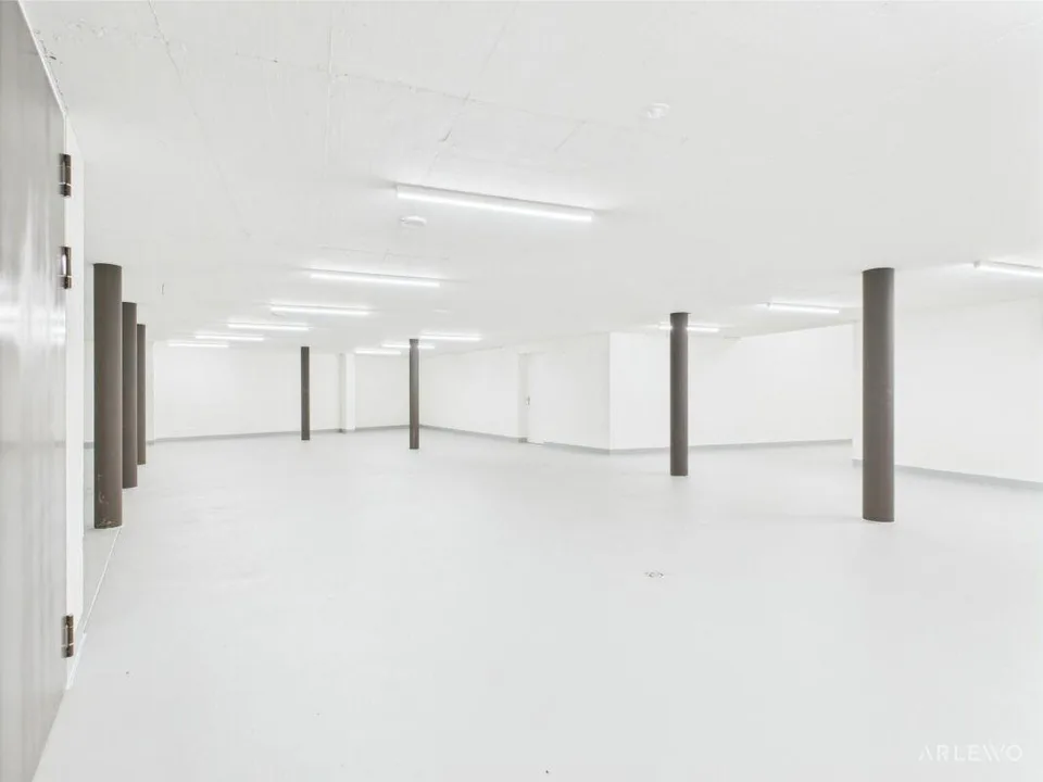 Hier entstehen Ideen - moderne Halle mit direkter Autozufahrt zu ve...