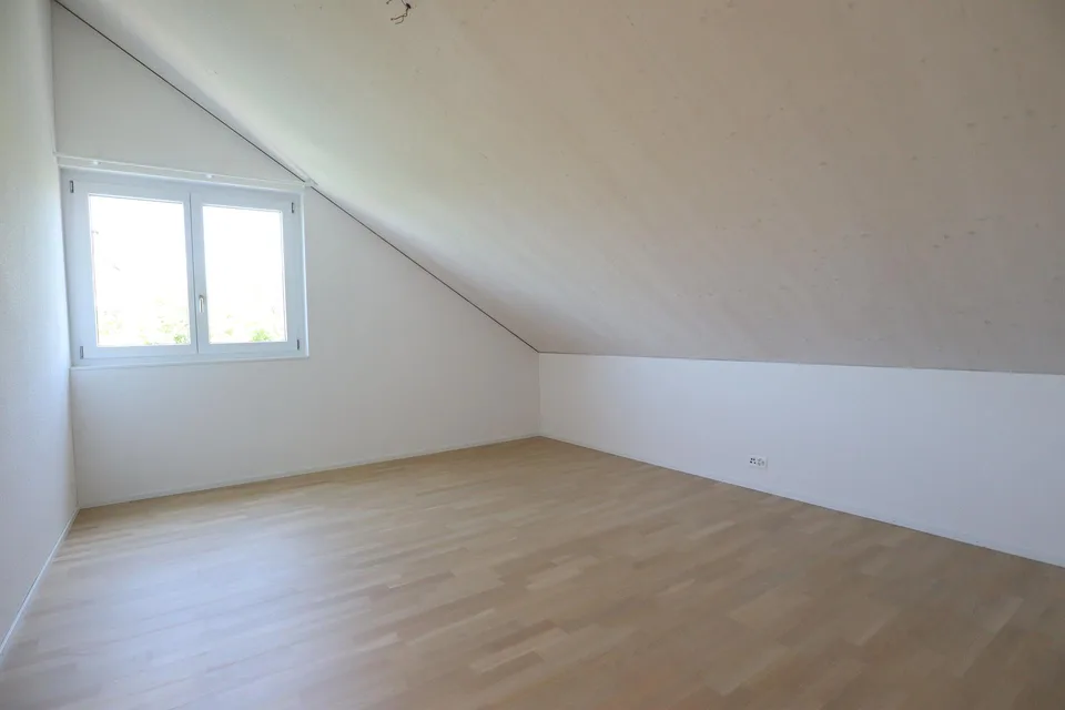 Wow, helle Dachwohnung im Eigentumsstandard mit grosszügigem Balkon