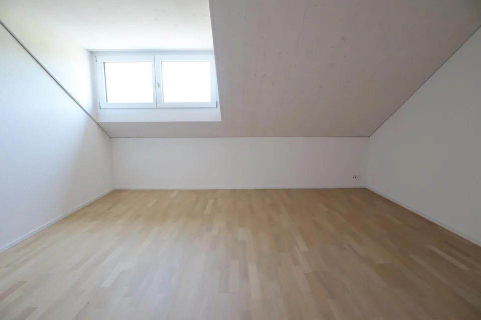 Wow, helle Dachwohnung im Eigentumsstandard mit grosszügigem Balkon