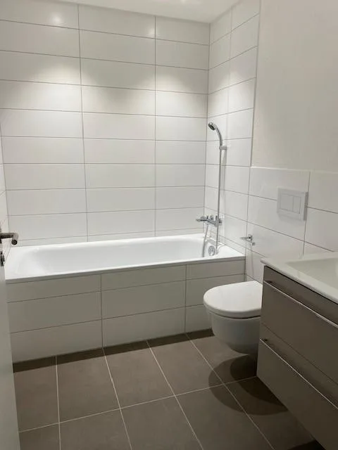 Wow, helle Dachwohnung im Eigentumsstandard mit grosszügigem Balkon