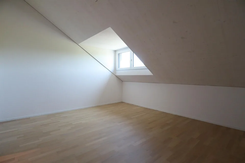 Wow, helle Dachwohnung im Eigentumsstandard mit grosszügigem Balkon