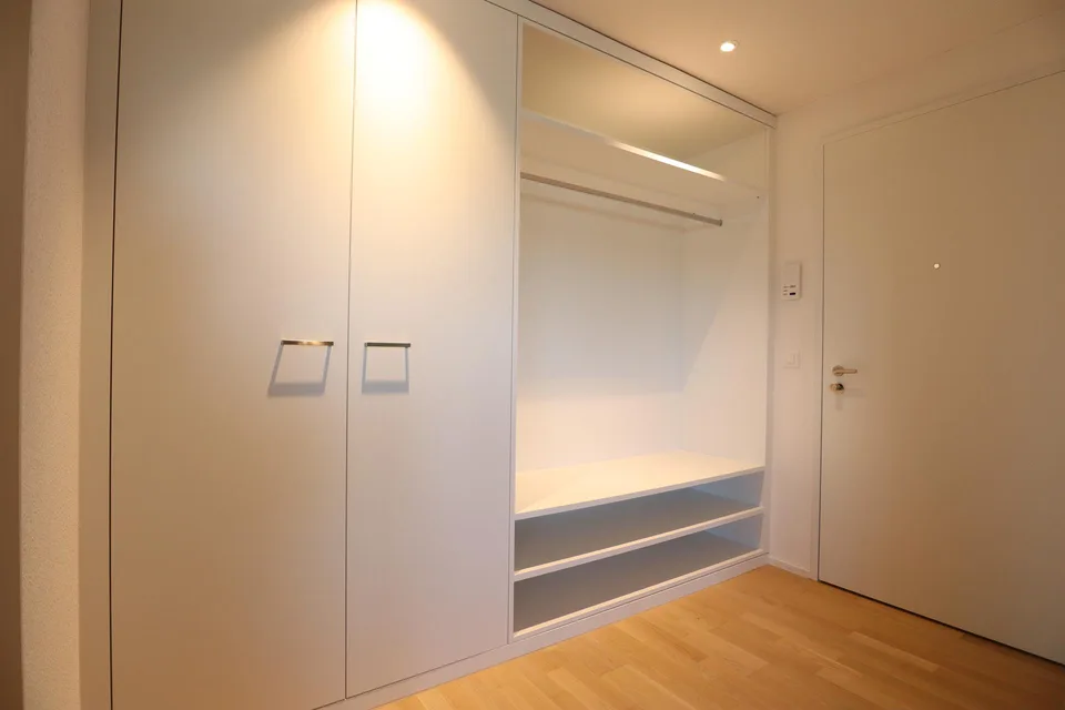 Wow, helle Dachwohnung im Eigentumsstandard mit grosszügigem Balkon