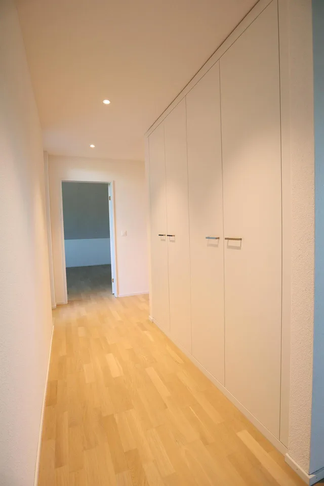 Wow, helle Dachwohnung im Eigentumsstandard mit grosszügigem Balkon