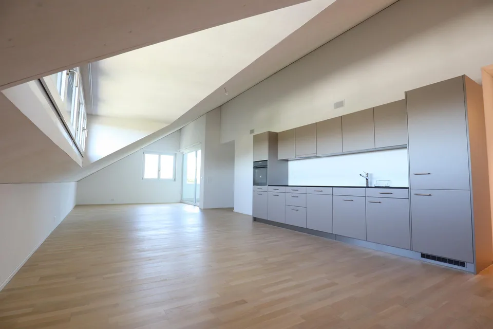 Wow, helle Dachwohnung im Eigentumsstandard mit grosszügigem Balkon